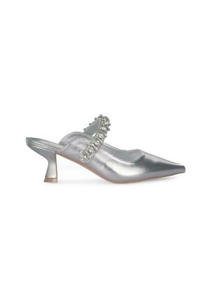 Zilveren slingback pump met puntschoen, metallic textuur en een slanke hak. Voorzien van een decoratieve band versierd met heldere stenen.