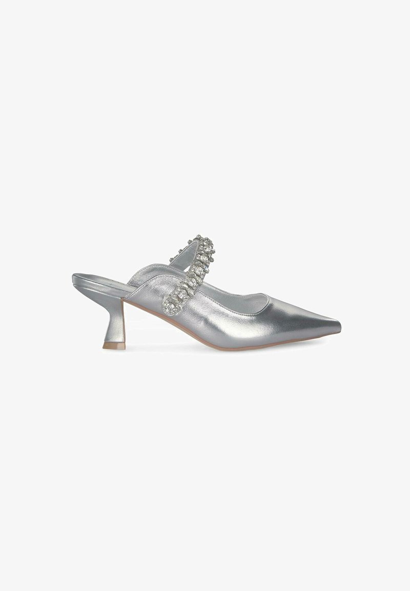 Décolleté slingback argento con punta affusolata, texture metallica e tacco sottile. Presenta una cintura decorativa impreziosita da pietre trasparenti.