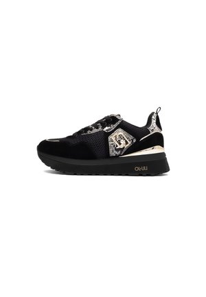 Sneaker neri realizzati in mesh e suède, con dettagli metallici, punta arrotondata, suola nera spessa e decorazioni laterali.