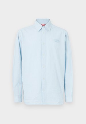 Lichtblauw overhemd met lange mouwen en verticale witte strepen, knoopsluiting aan de kraag en een klein geborduurd logo op de borst, gemaakt van geweven stof.