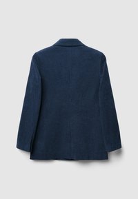 Blazer en velours côtelé bleu marine avec un col cranté, des manches longues et une coupe droite. Il présente une fente au dos et des rayures verticales texturées.