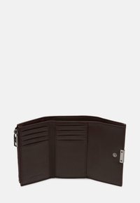 Skórzany portfel w głębokim bordowym kolorze, posiadający wiele przegródek na karty, przegrodę na zamek błyskawiczny oraz zapięcie na zatrzask. Gładka tekstura.