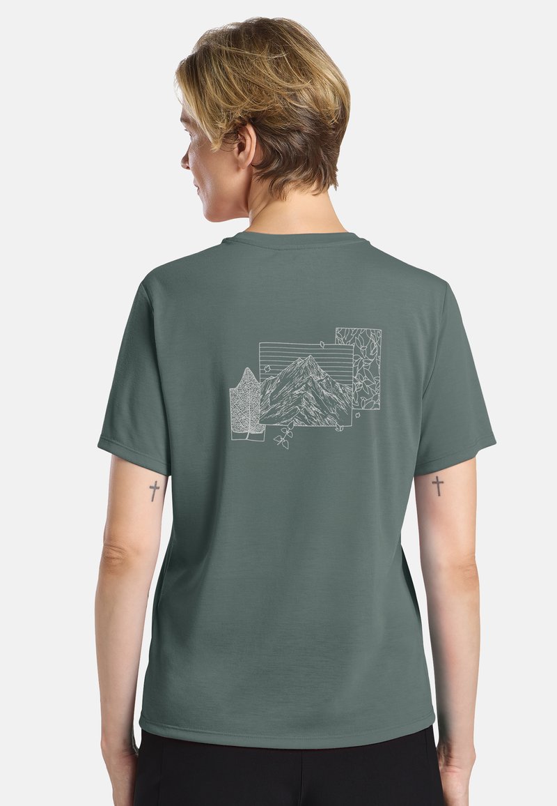 T-shirt à manches courtes, coupe décontractée, de couleur vert foncé, avec un motif graphique blanc représentant des montagnes et des feuilles au dos, tissu lisse.