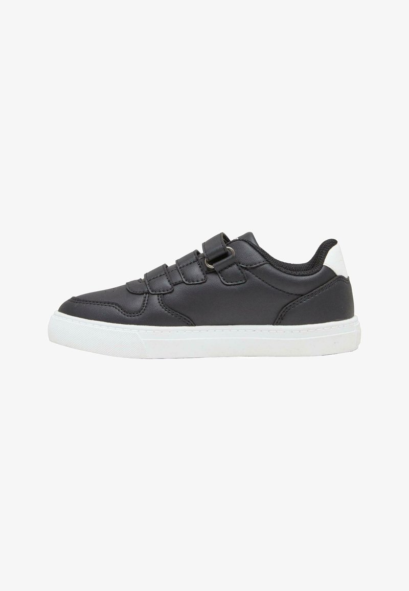 Adidași din piele sintetică neagră cu talpă din cauciuc alb, curele velcro ajustabile și un design cu vârf rotund. Textură netedă și accente minime.