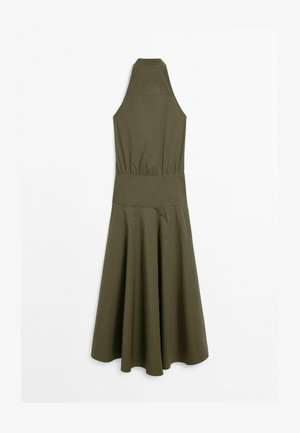 Olivengrøn halterneck-kjole lavet af blødt stof, med tætsiddende talje og udvidet nederdel. Glat tekstur, ingen mønstre, med et enkelt design.
