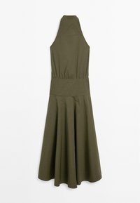 Olijfgroene halterjurk van zacht materiaal, met een aansluitende taille en een uitlopende rok. Glad oppervlak, zonder patronen, met een eenvoudig ontwerp.