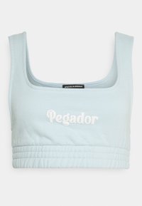 Jasnoniebieski crop top z kwadratowym dekoltem, z marszczonym wykończeniem na dole oraz białym haftem z napisem "Pegador" z przodu.