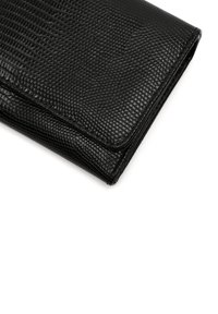 Crni novčanik s teksturom koji prikazuje uzorak reptilskog kože, pravokutnog oblika i glatkim rubovima, ističe elegantan, minimalistički dizajn.