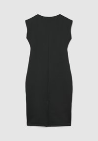 Schwarzes, ärmelloses Kleid mit figurbetonter Silhouette, mittellang, mit einer Mittelnaht auf der Rückseite und einem dezenten Schlitz am Saum. Glatte Textur.