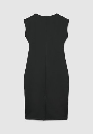 Schwarzes, ärmelloses Kleid mit figurbetonter Silhouette, mittellang, mit einer Mittelnaht auf der Rückseite und einem dezenten Schlitz am Saum. Glatte Textur.