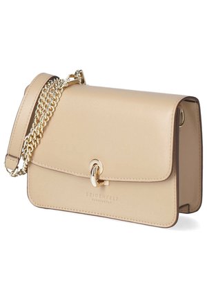 Sac bandoulière en cuir beige avec bandoulière chaîne dorée, rabat avant et fermeture à crochet dorée, forme rectangulaire compacte.