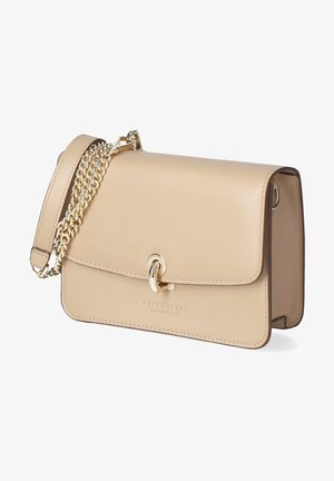 Sac bandoulière en cuir beige avec bandoulière chaîne dorée, rabat avant et fermeture à crochet dorée, forme rectangulaire compacte.