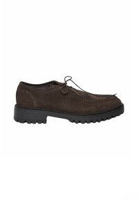 Scarpa in suede marrone con punta arrotondata, lacci sottili e cuciture a contrasto. Suola in gomma con una texture resistente e design a profilo basso.