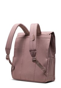 Rosa Stoff-Rucksack mit gepolsterten Schultergurten, der eine strukturierte Form aufweist, Seitentaschen hat und einen strukturierten Rücken für zusätzlichen Komfort bietet.