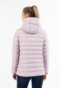 Giacca puffer viola chiaro con design a righe orizzontali, cappuccio e texture liscia, abbinata a jeans blu scuro.