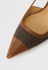 Rjava usnjena črpalka z zoženim koničastim prstom, temen tekstilni del z vzorcem in gladek svetlo rjav usnjen poudarek. Design z odprtim petnim delom.