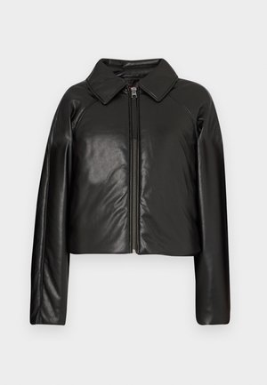 Giacca cropped nera in ecopelle con colletto e chiusura a zip. Caratterizzata da maniche lunghe e una texture liscia e lucida.