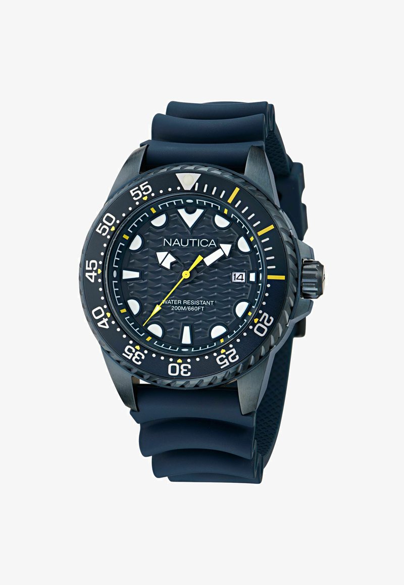 Nautica búváróra fekete szilikon szíjjal, textúrált fekete számlappal, fehér órjelekkel, sárga részletekkel és idővel megjelölt forgatható lünettel.