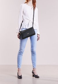 Armani Jeans Axelremsväska - black