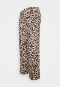 Kalhoty s potiskem leopardí srsti v širokém střihu, vyrobené z jemné, lehké látky. Mají vysoký pas a volný střih, v neutrální béžové a černé barevné kombinaci.