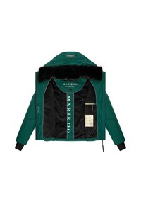 Giacca imbottita verde con cappuccio foderato in pelliccia, interno nero, logo del marchio in evidenza al centro, tasche interne e polsini delle maniche testurizzati.