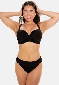 Schwarzes Bikini-Set mit einem strukturierten Oberteil mit breiten Trägern und Raffung, kombiniert mit passenden, mittelhohen Unterteilen. Glattes Material.