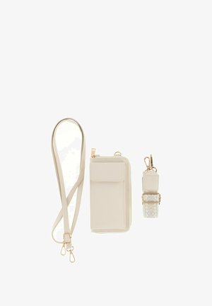 Portafogli beige con zip e tasca frontale a patta, dotato di due cinturini removibili: uno semplice e uno con motivo, entrambi con chiusure dorate.