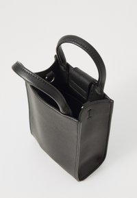 Bolso de cuero negro con un diseño estructurado. Cuenta con dos asas cortas, una superficie texturizada y una parte superior abierta para un fácil acceso.