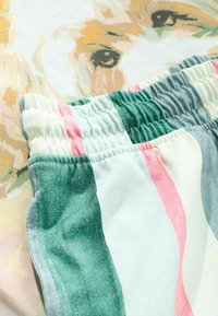 Pantalones cortos de algodón con un patrón de rayas multicolor en verde, rosa y azul claro. Cuentan con una cinturilla elástica para mayor flexibilidad y comodidad.