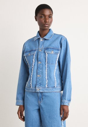 Blå denimjakke med slitte detaljer, knappelukking, to frontlommer og klassisk krage. Fitted design med lange ermer.