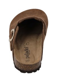 Brun ruskinds slip-on sko med rund tå, sølv spænde, kork-lignende sål og tekstureret indersål præget med "palado, lavet i Spanien."