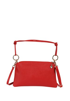 Rode leren crossbodytas met gouden ringbevestigingen, verstelbare riem en klein bedeltje met Italiaanse vlag aan de rits.