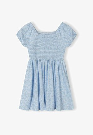 Robe bleu clair à manches courtes avec corsage smocké et petit motif floral, dotée d'une jupe froncée et d'un décolleté carré.