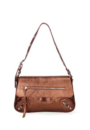 Sac à bandoulière en cuir bronze métallisé avec poche zippée à l'avant, sangle réglable avec détails en métal argenté.