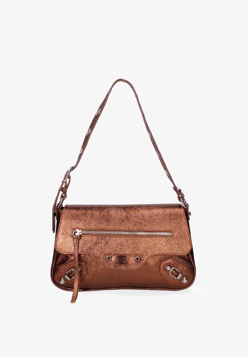Sac à bandoulière en cuir bronze métallisé avec poche zippée à l'avant, sangle réglable avec détails en métal argenté.
