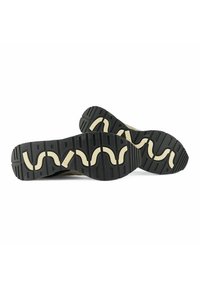 Suole in gomma nera con un motivo beige ondulato; scanalature poco profonde per un miglior grip; materiale leggero; progettate per comfort e flessibilità.