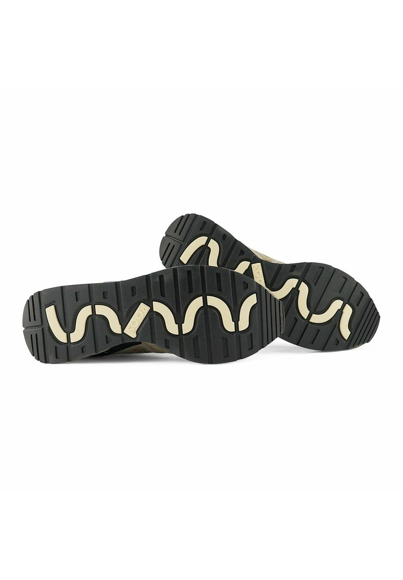 Zwarte rubberen zolen met een golvend beige patroon; ondiepe groeven voor grip; lichtgewicht materiaal; ontworpen voor comfort en flexibiliteit.