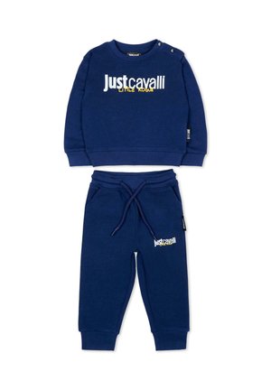 Granatowy komplet dla malucha, bluza i spodnie z nadrukiem "Just Cavalli Little Rogue" w białym i żółtym kolorze, z elastycznymi mankietami i sznurkiem w pasie.