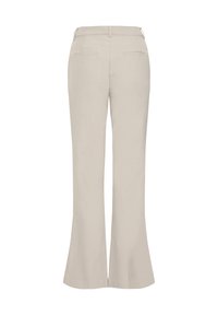 Pantalon beige taille haute avec passants pour ceinture, deux poches passepoilées à l'arrière et jambes légèrement évasées, vue de dos.