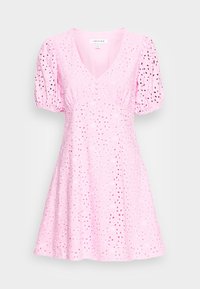 Růžové šaty s krátkým rukávem, V výstřihem, texturovaným designem s očkami a rozšířenou sukní. Vpředu jsou knoflíky. Měkká bavlněná látka.