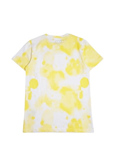 Maglietta bianca a maniche corte con motivo tie-dye giallo e scritta "Richmond" vicino al centro della parte superiore della schiena.