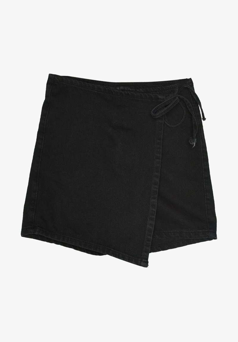 Jupe portefeuille noire avec fermeture à nouer sur le côté droit, en tissu denim, présentant un ourlet asymétrique devant.