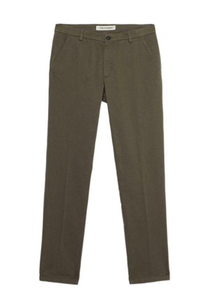 Olivgrüne, schmal geschnittene Herrenhose mit Gürtelschlaufen, vorderem Knopf- und Reißverschluss, Seitentaschen und einem Etikett am Bund.