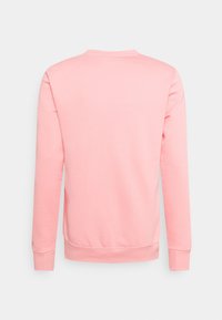 Rosa sweatshirt, mjukt material, rund halsringning, långa ärmar, ribbade mudd och nertill, enkel design, inga synliga logotyper eller mönster.
