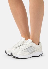 adidas Originals RESPONSE CL - Športni copati - white tint/silver metallic