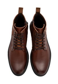 Brązowe skórzane botki sięgające kostki z teksturowanym wykończeniem, okrągłym noskiem, sznurowanym zapięciem i bocznymi zamkami błyskawicznymi. Podeszwa z czarnej gumy.