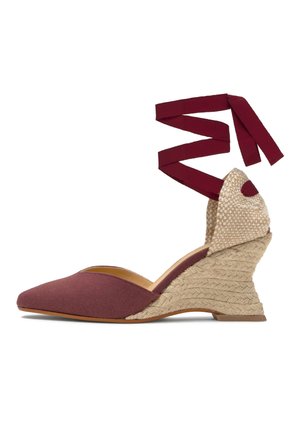 Alpargata cuña con puntera de tela burdeos, tacón trenzado de yute, parte trasera beige texturizada y lazos burdeos para atar al tobillo.