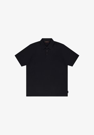 Schwarzes Poloshirt mit kurzen Ärmeln, drei Knöpfen und klassischem Kragen, flach auf einem weißen Hintergrund ausgelegt.