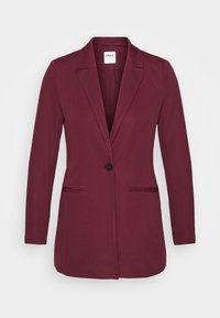 Burgundy skräddarsydd kavaj i texturerat tyg, med snedskuren krage, enkel knappstängning och två sidofickor.