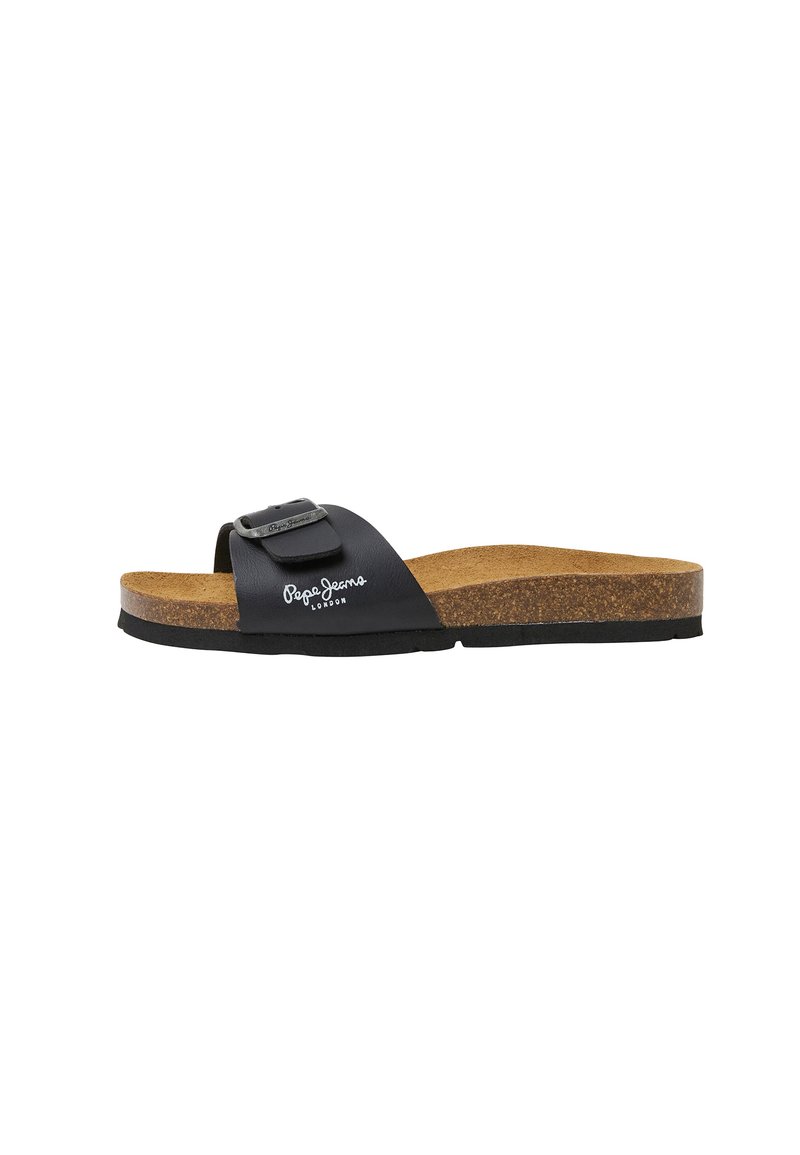 Svart slide-sandal med en bred rem med en metallspänne och logotyp, korkfotbädd och texturerad gummisula.